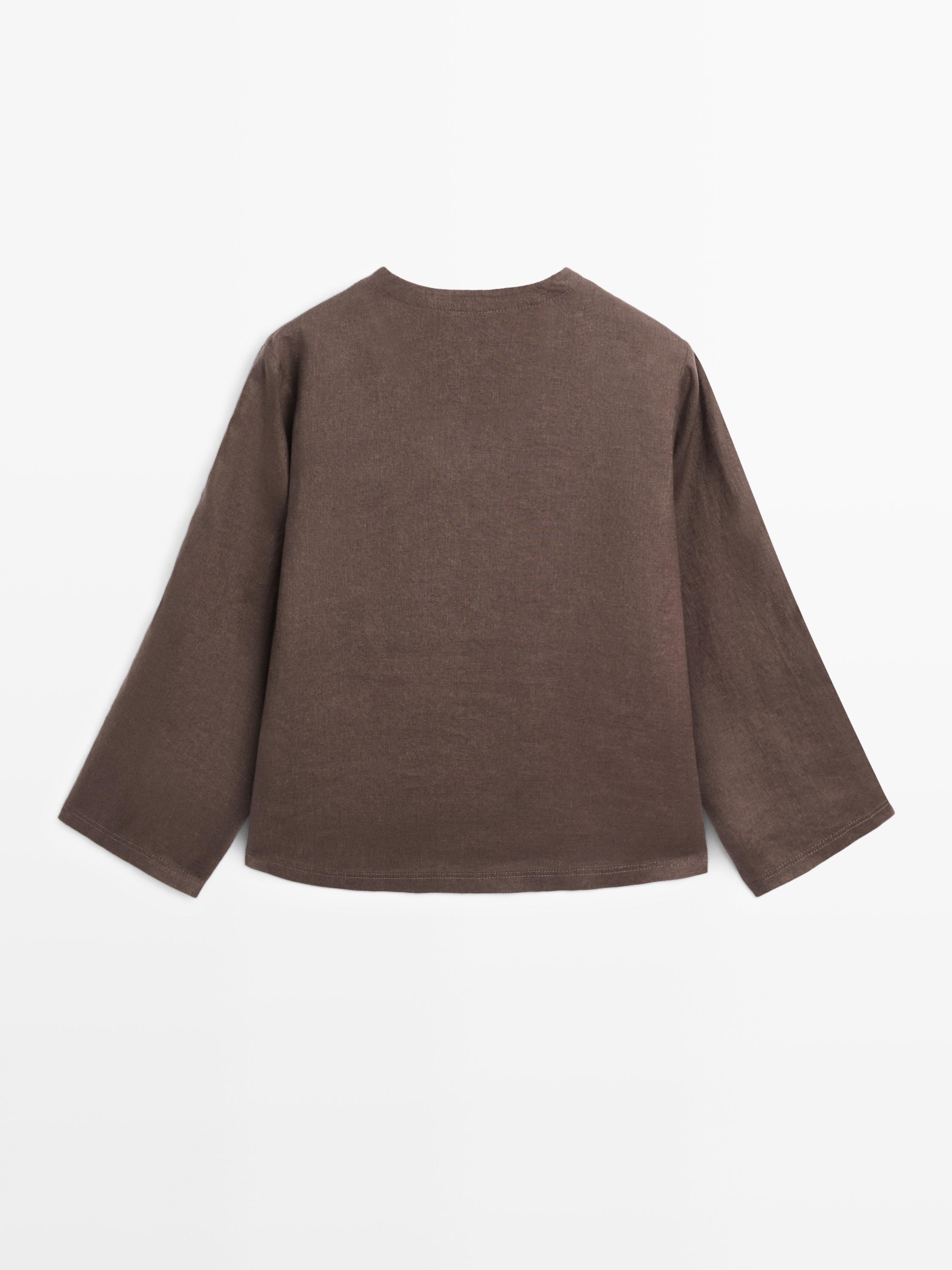 100% linen blouse with topstitching detail